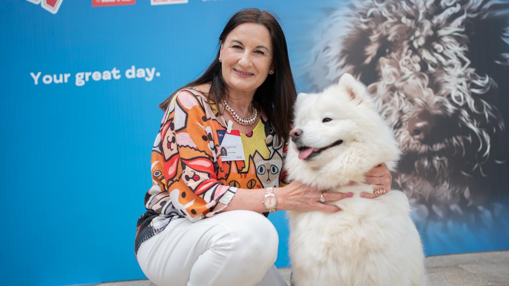 La jueza canina Carmen Navarro junto a la campeona samoyedo Leia.