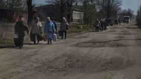 La gente camina para salir de  Severodontesk.