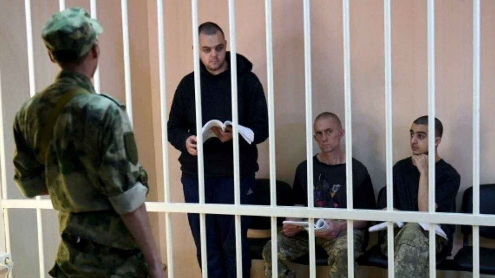Los británicos Aiden Aslin y Shaun Pinner, y el marroquí Braguim Saadun en una celda en la región prorrusa de Donestk.