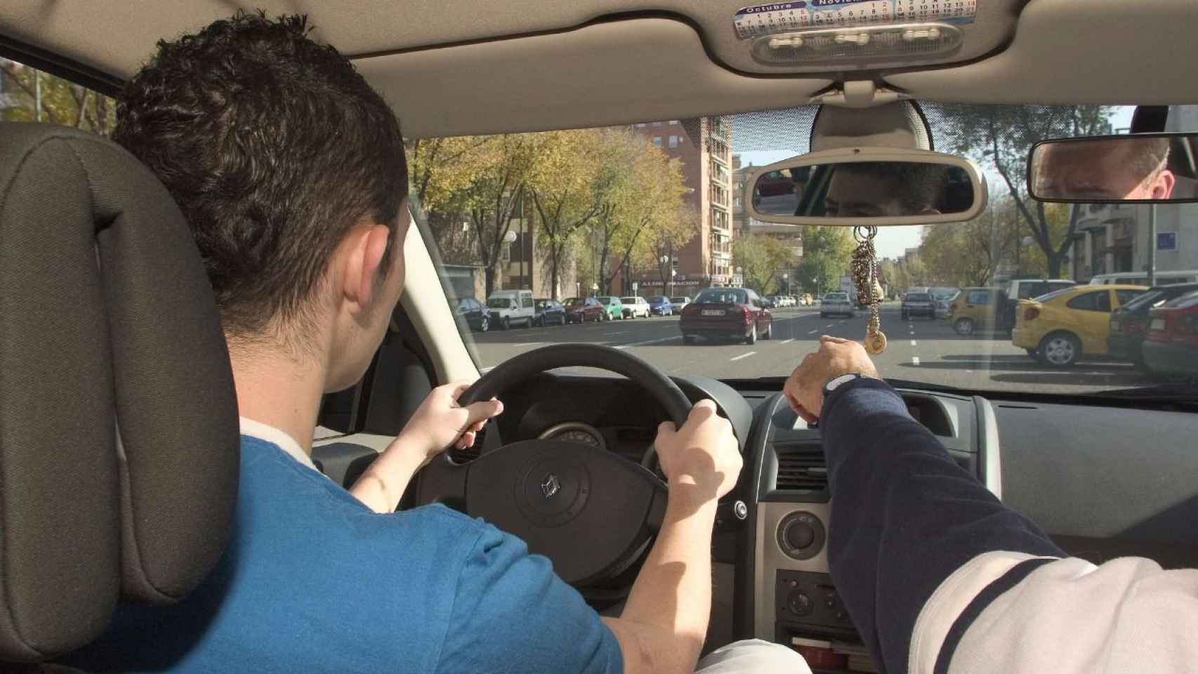 Un joven haciendo el examen de conducir.