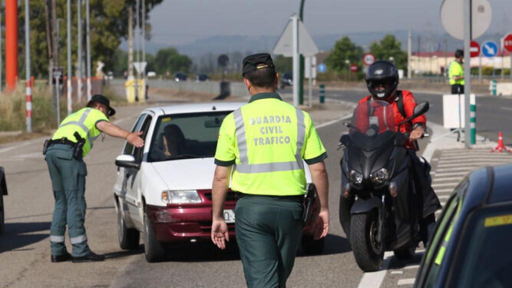 Controles de tráfico en una carretera.