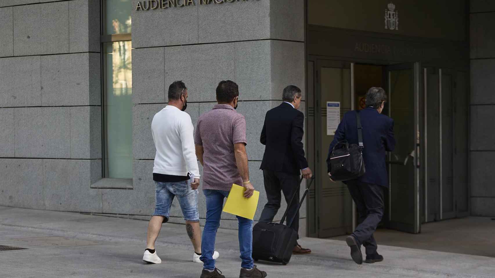 El patrón del Villa de Pitanxo, Juan Padín (i-morado), y su sobrino, Eduardo Rial (c-blanco), a su llegada a declarar a la Audiencia Nacional, el 6 de junio de 2022.