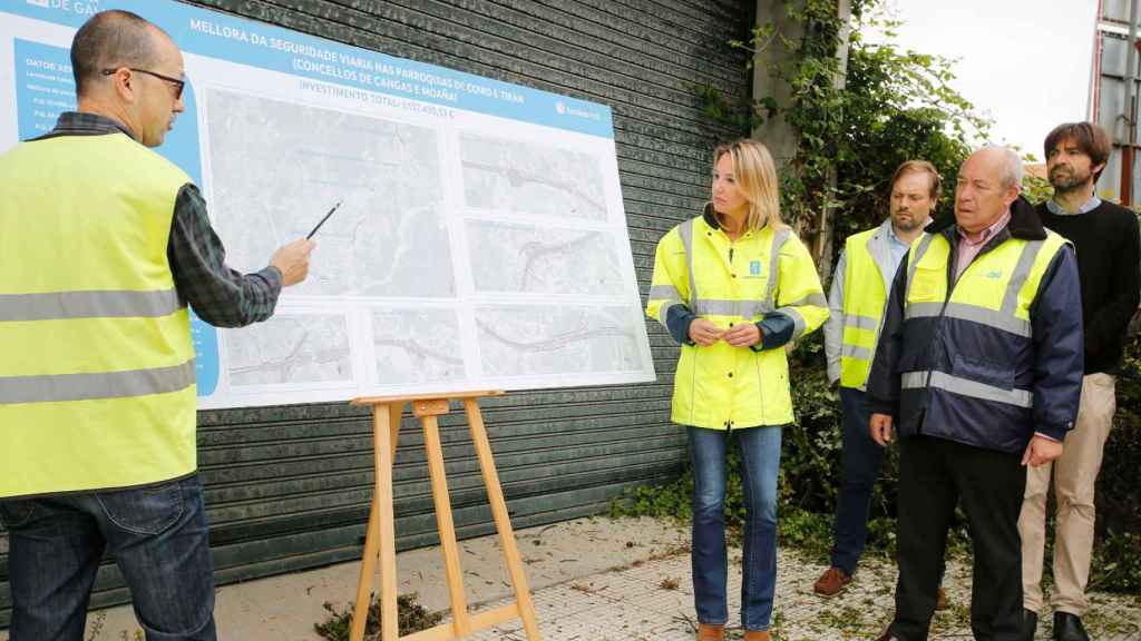 La delegada territorial de la Xunta supervisó el inicio de los trabajos en este trecho de 1,9 kilómetros en los ayuntamientos de Cangas y Moaña.