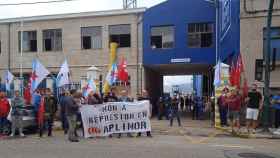 Concentración de empleados de Aplinor frente a Astilleros Freire en Vigo.