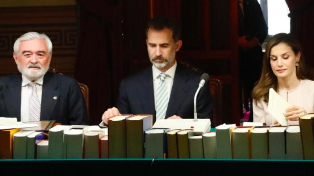 Los reyes presidiendo una reunión de la RAE, en la foto, junto a Darío Villanueva.