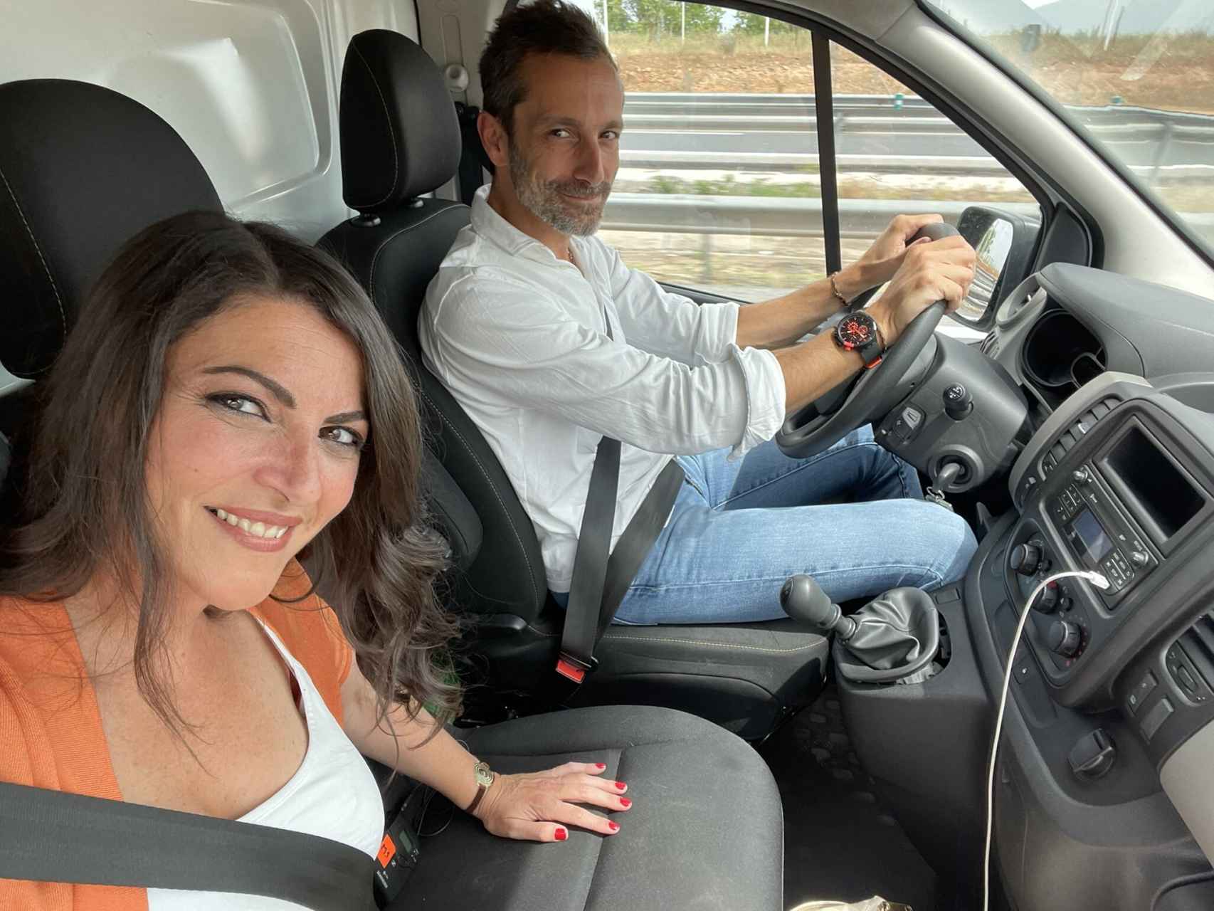 Macarena Olona y Álvaro Zancajo, a bordo de la furgoneta de campaña.