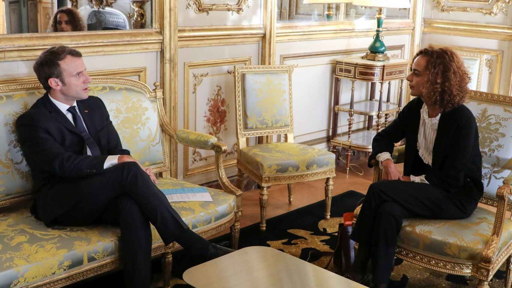 Emmanuel Macron junto a la escritora Leïla Slimani.