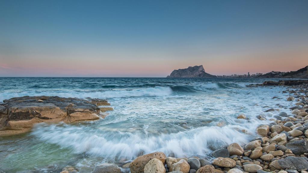 La Cala Baladrar con el Peñón de Ifach de fondo.