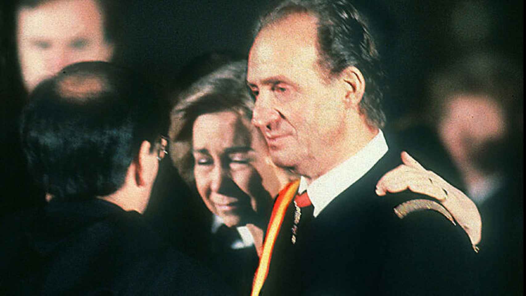 Juan Carlos y Sofía lloran la muerte de don Juan, durante su funeral.