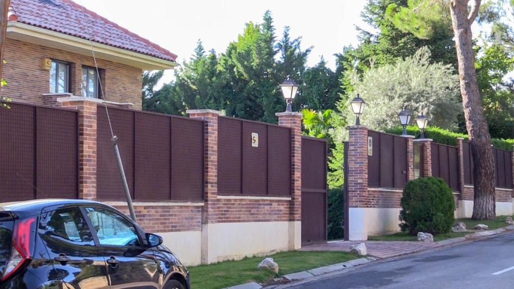 La fachada de la casa que fue conyugal de Ramón García y Patricia Cerezo, en Pozuelo de Alarcón, Madrid.