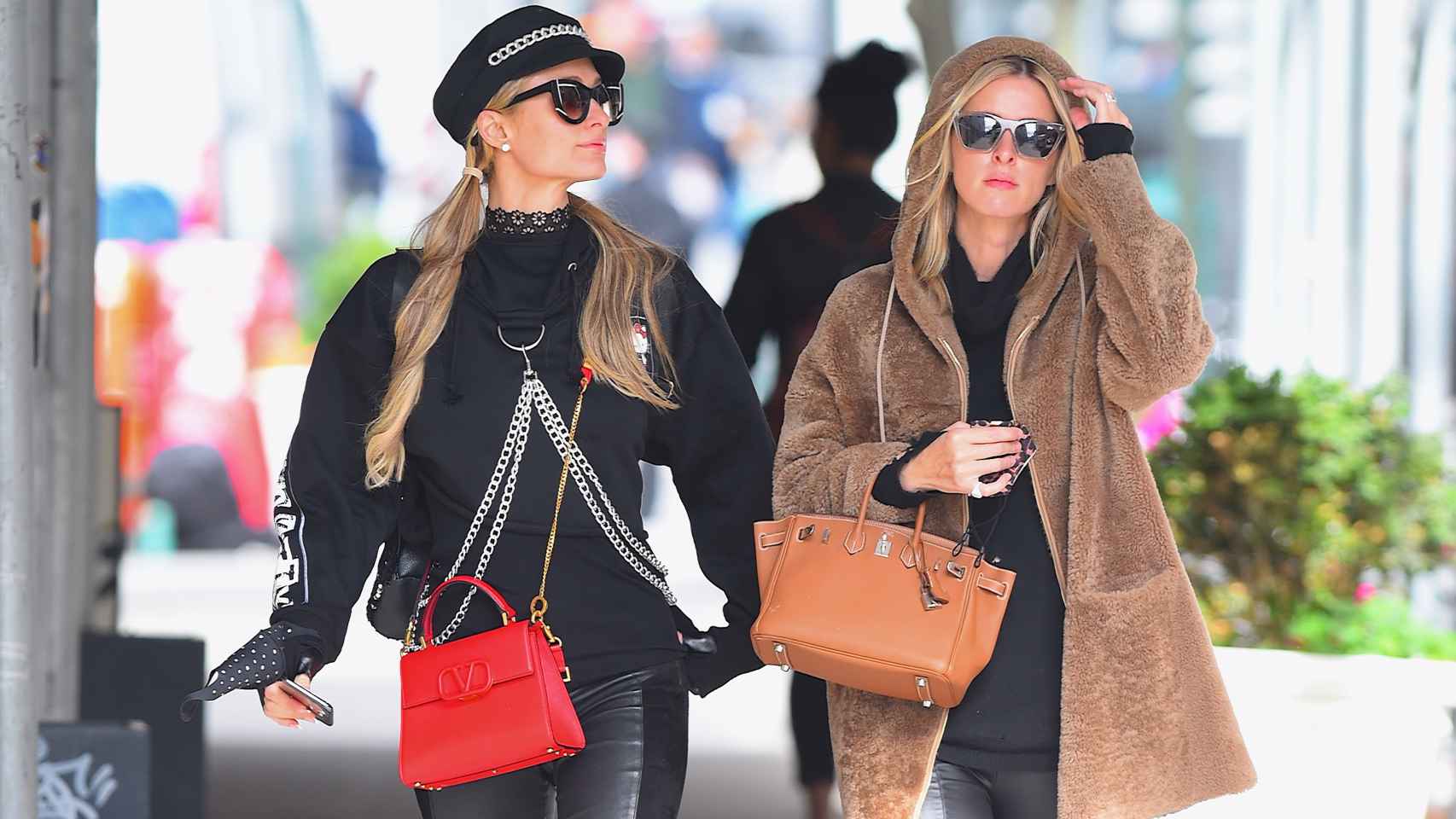 Paris Hilton y Nicki Hilton en Manhattan luciendo un Valentino y un Birkin de Hermès.