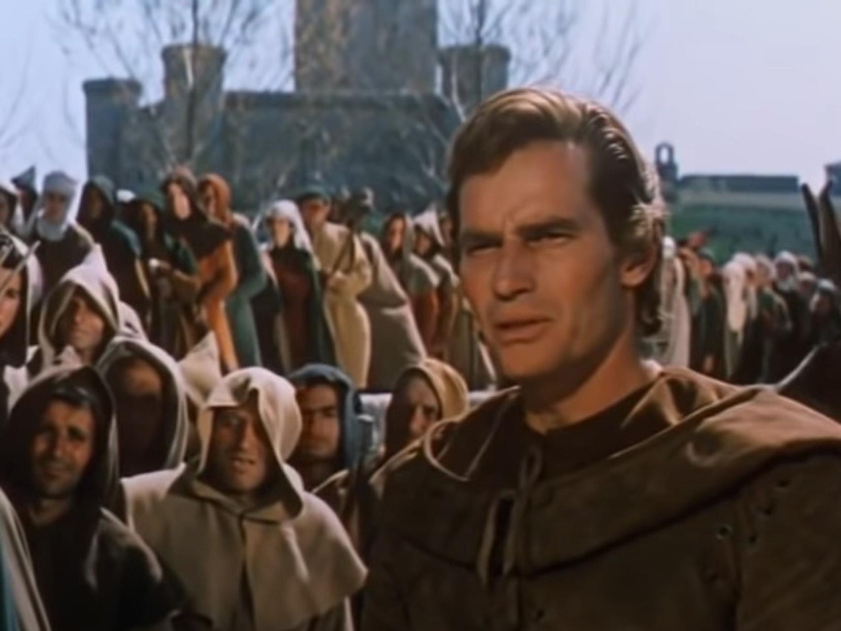 El actor Charlton Heston con el castillo de Torrelobatón al fondo, en la película 'El Cid' (1961))