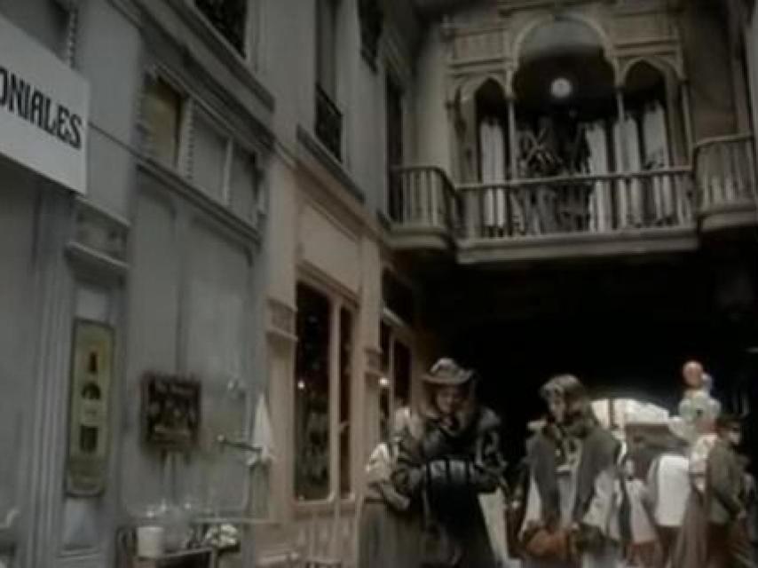 Escena de 'Memorias de Leticia Valle' (1980) rodada en el Pasaje de Gutiérrez de Valladolid.