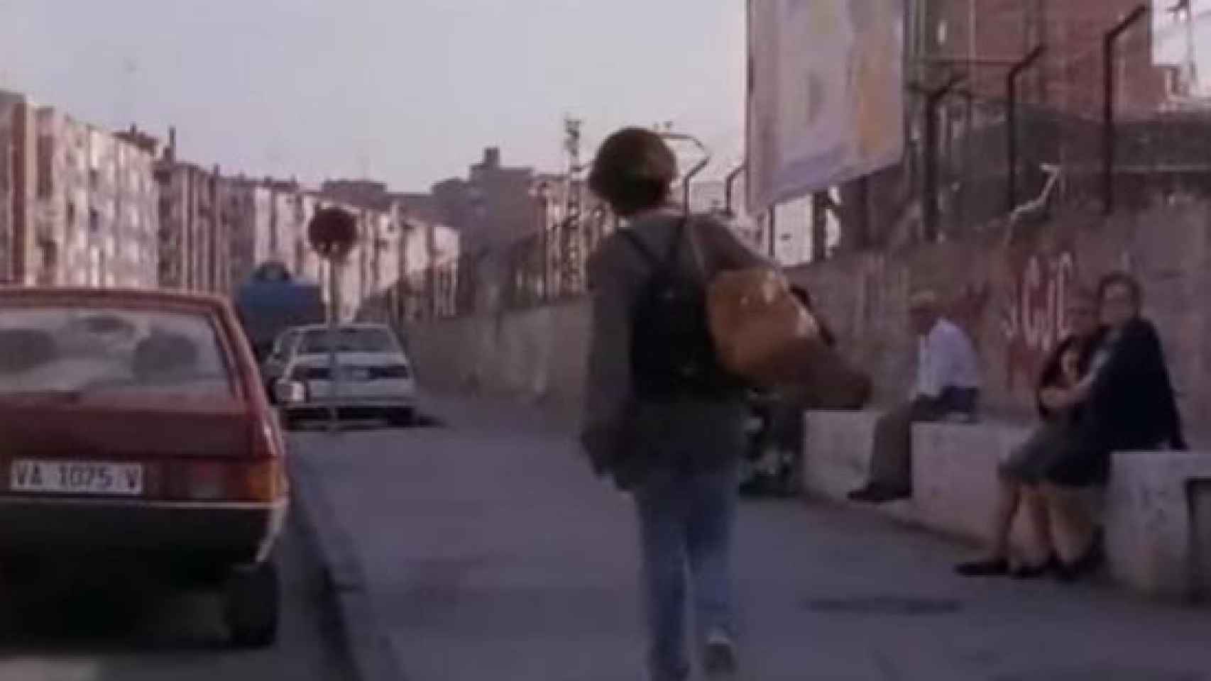 Escena en la calle La Vía de la película 'Hola, ¿estás sola?' (1995).