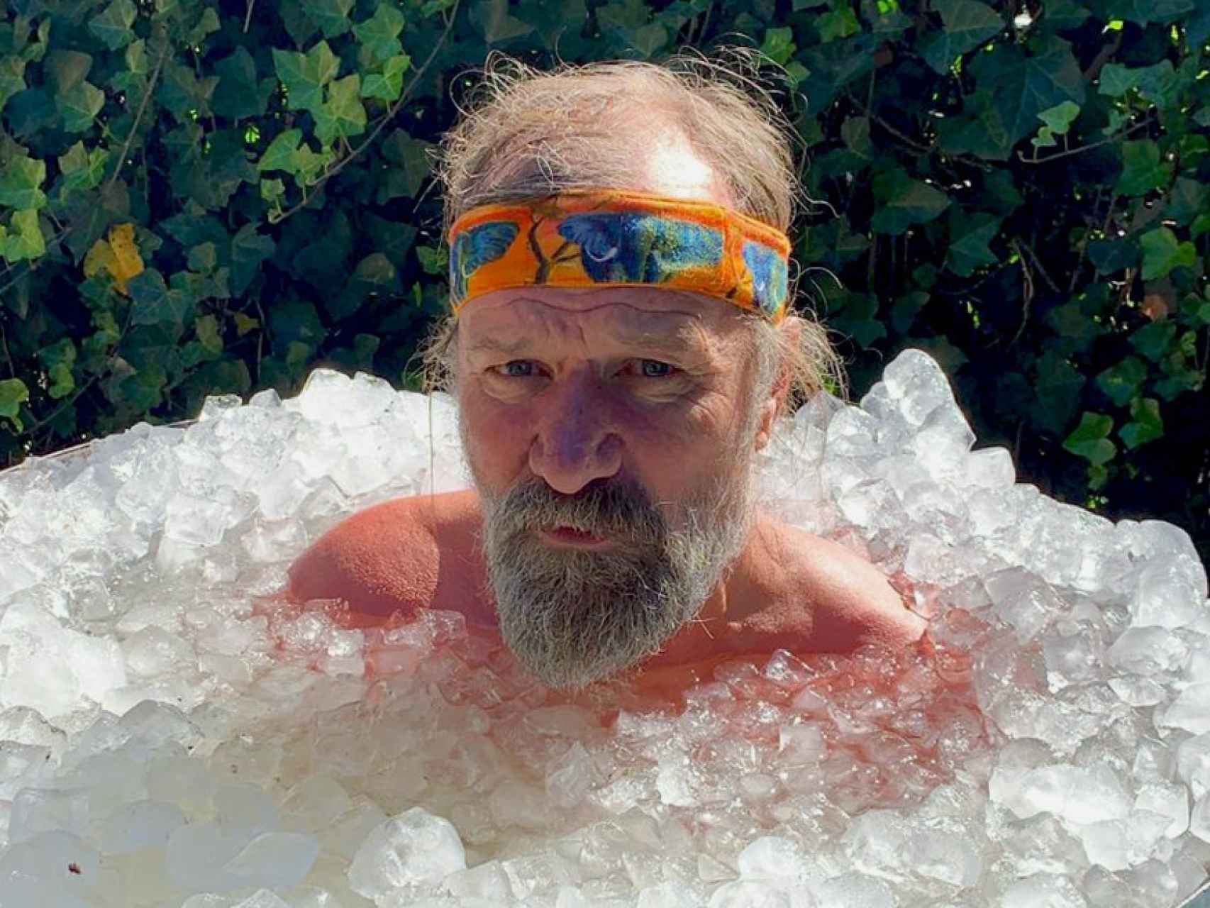 Wim Hof sumergido en hielo.