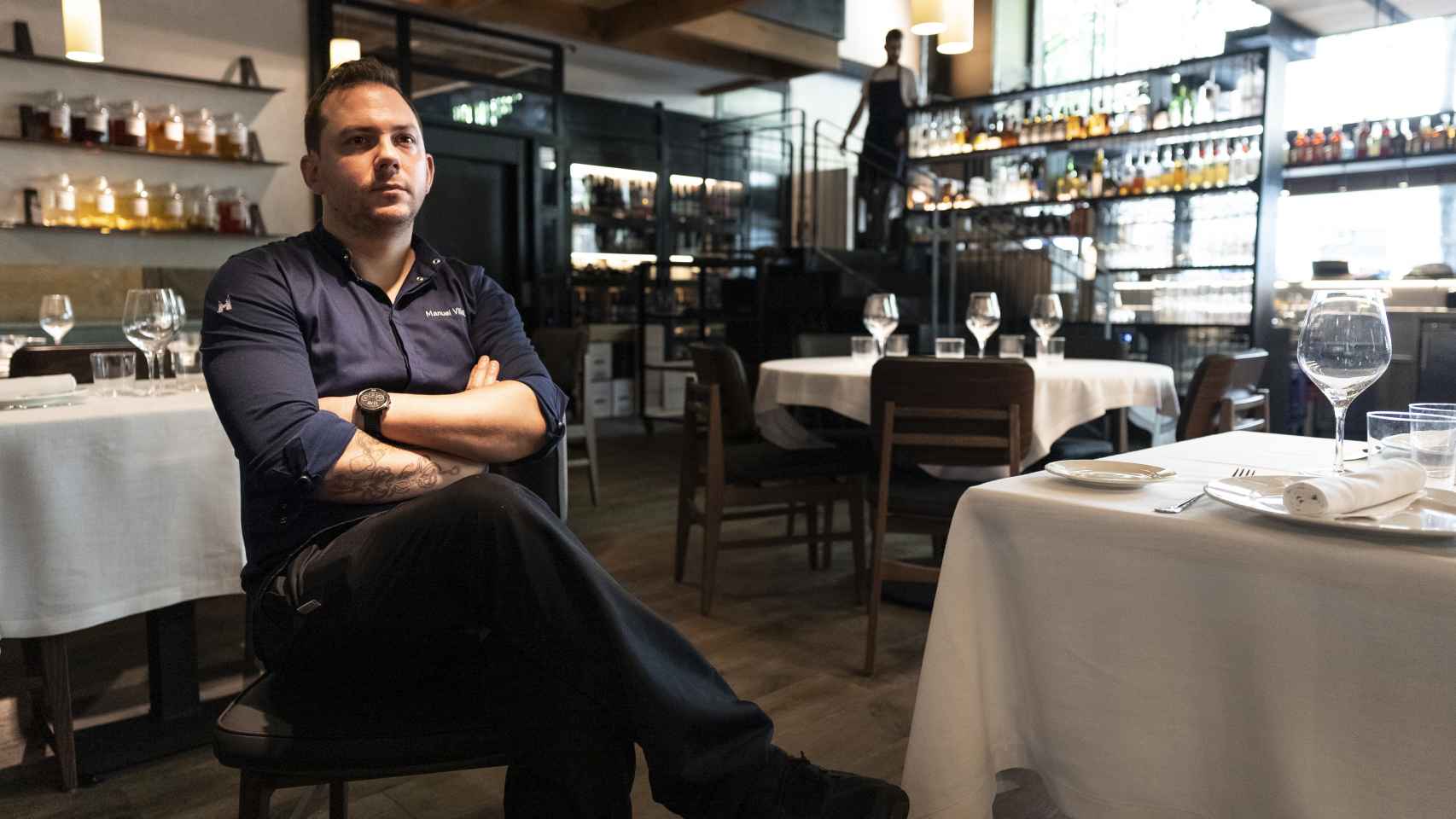 El chef Manuel Villalba, sentado en el restaurante Molino de Pez, ha concedido una entrevista a EL ESPAÑOL.