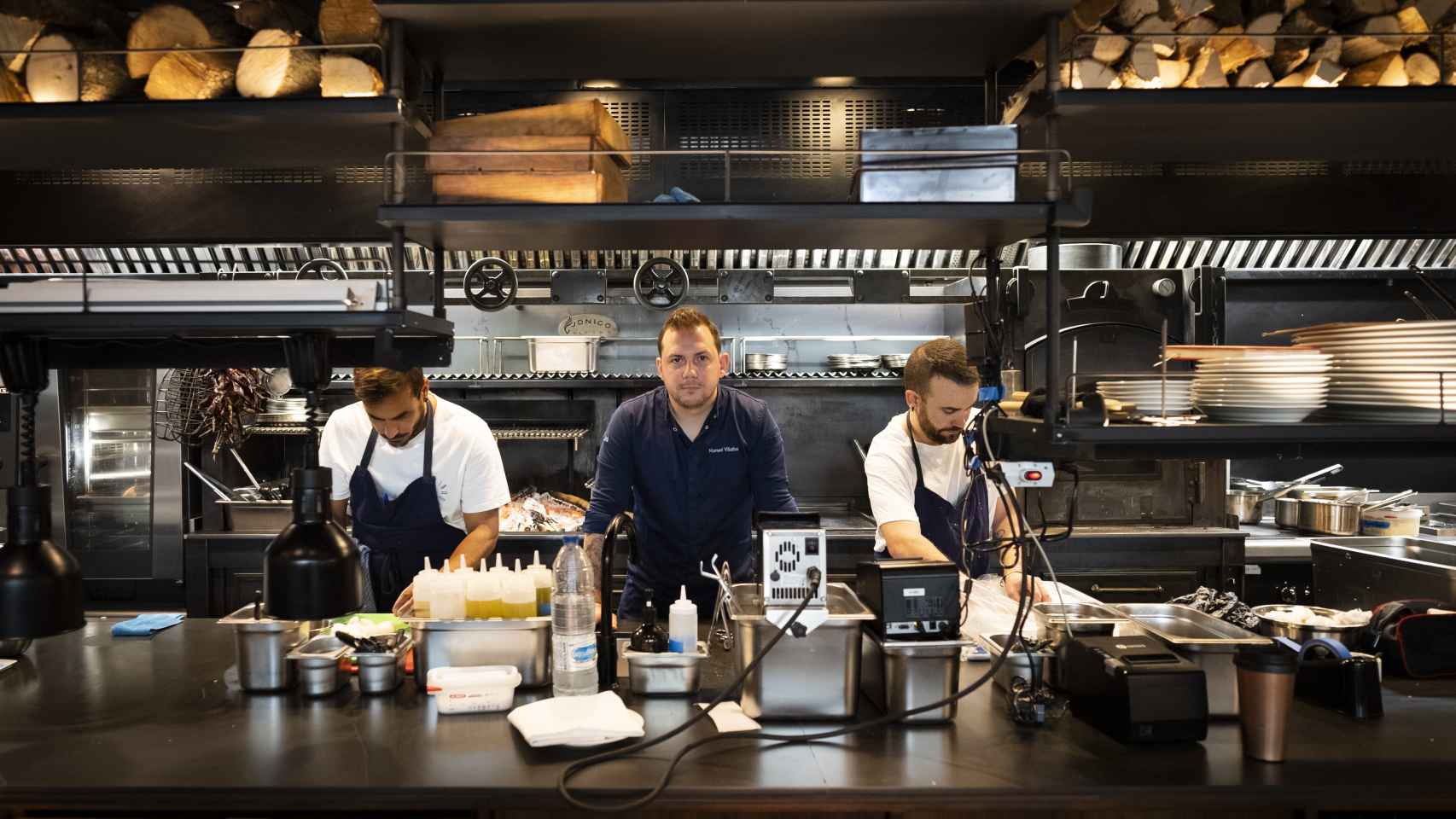 Manuel Villalba y dos compañeros, en las cocinas del restaurante. El chef llegó al mundo culinario de rebote.