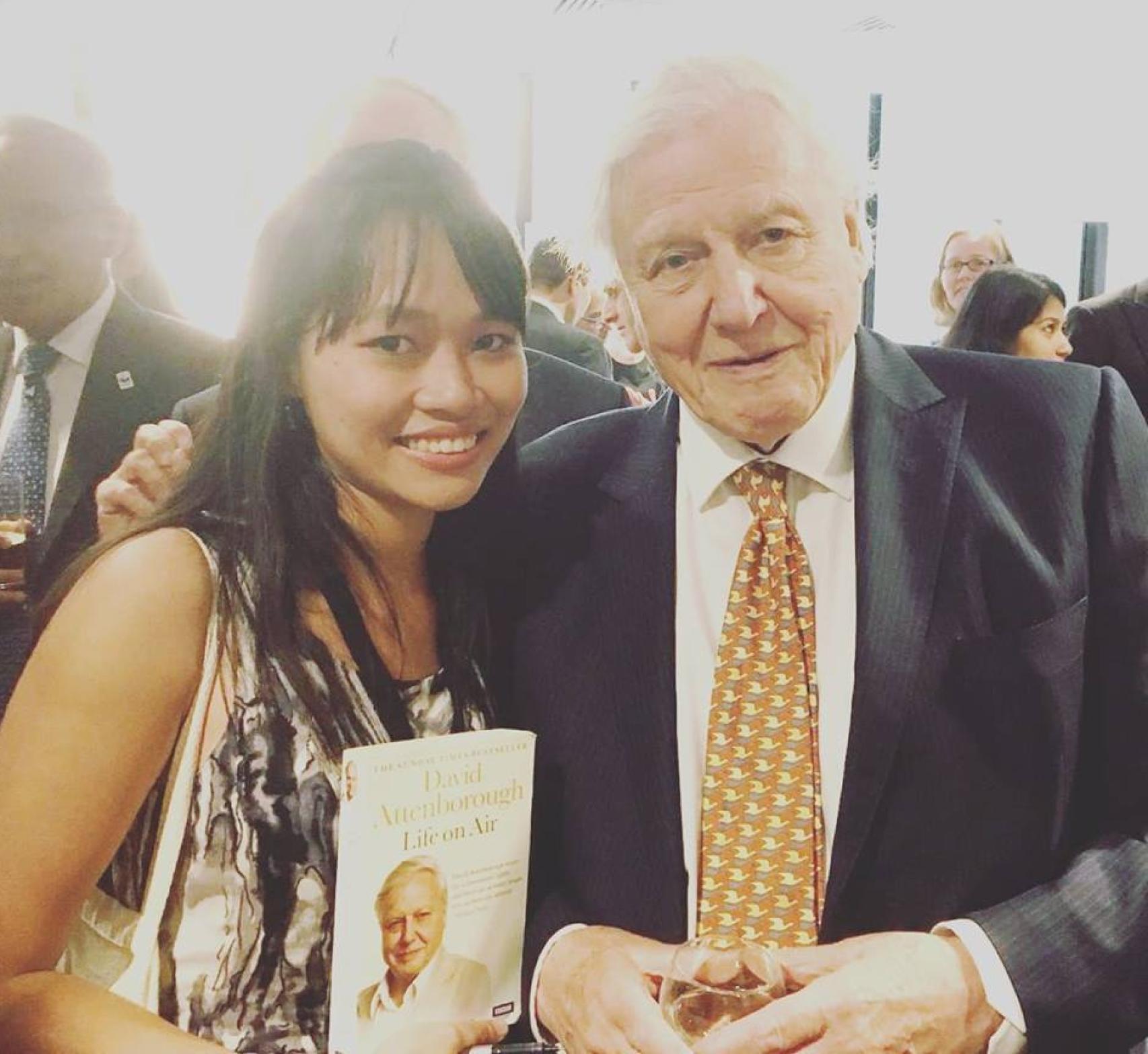 Trang Nguyen con David Attenborough.