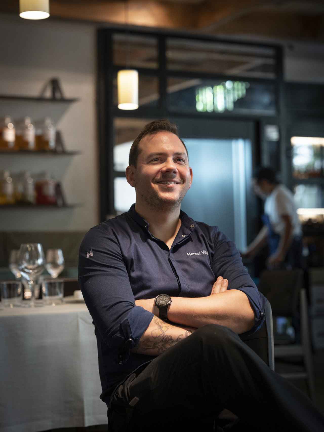 El chef Manuel Villalba, sonriente, en la sala del restaurante Molino de Pez.