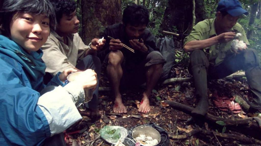 Nguyen con un guía local, un guardabosques y un voluntario.