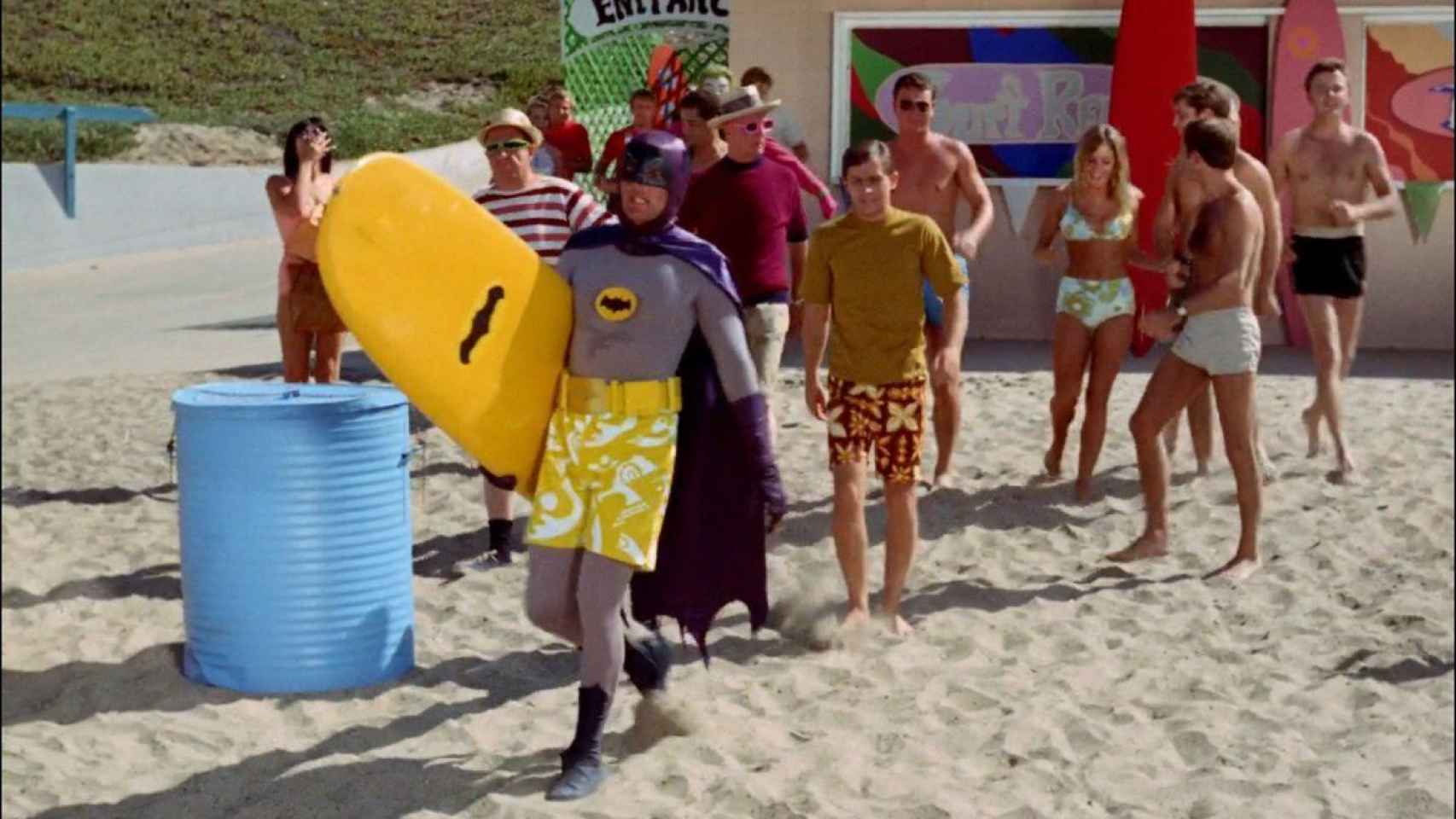 Batman pudo aprender a surfear en Torremolinos.
