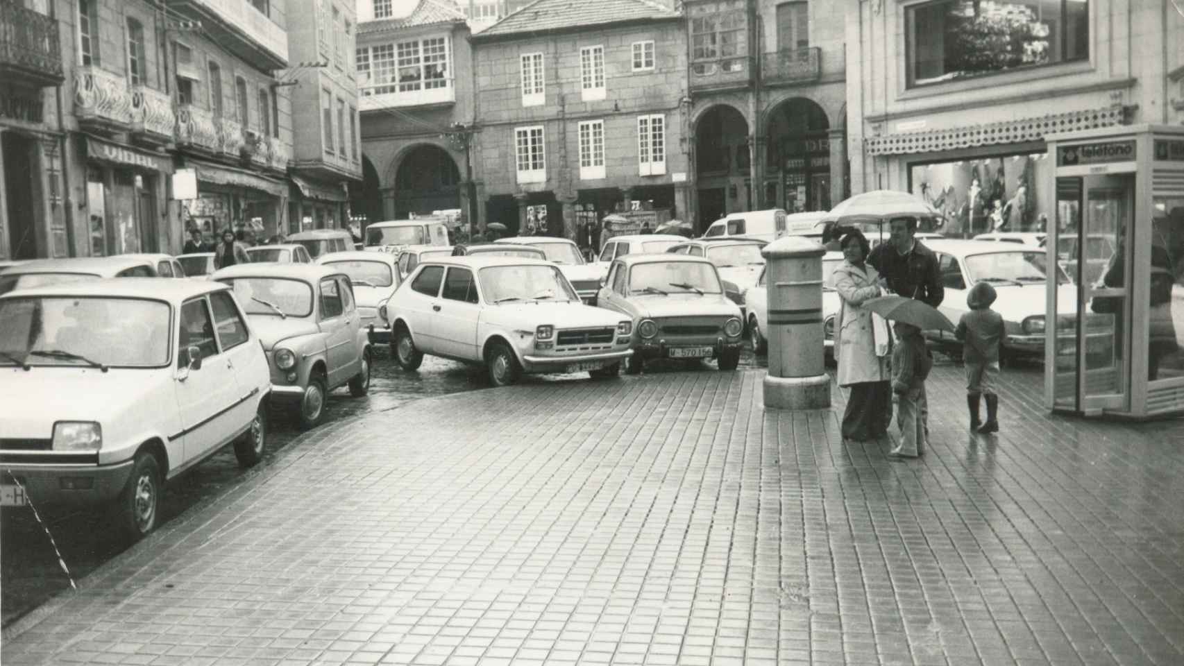 Coches aparcados por doquier en el casco antiguo de Pontevedra, antes de la peatonalización iniciada en 1999.