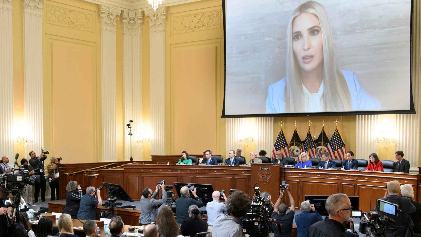 na imagen de Ivanka Trump se ve en una pantalla mientras el comité selecto de la Cámara investiga el incidente del 1 de enero .