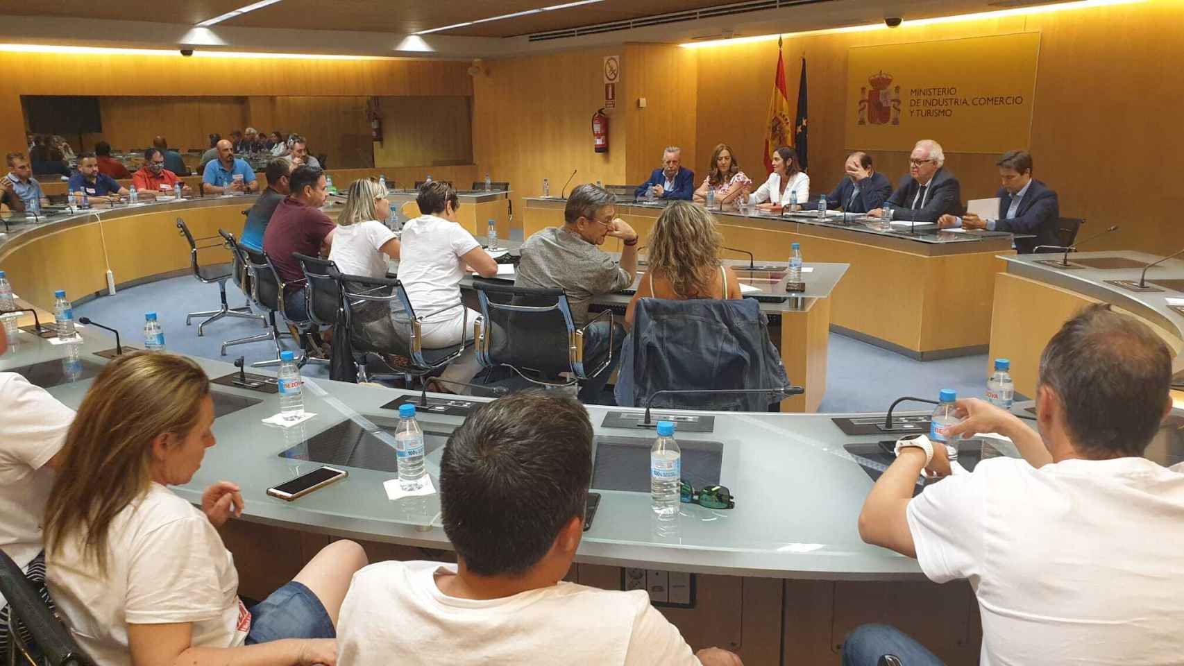 Imagen de la reunión que mantuvieron hasta las tres de la madrugada los comités de empresa de Siro con la ministra Reyes Maroto en la sede del Ministerio de Industria en Madrid
