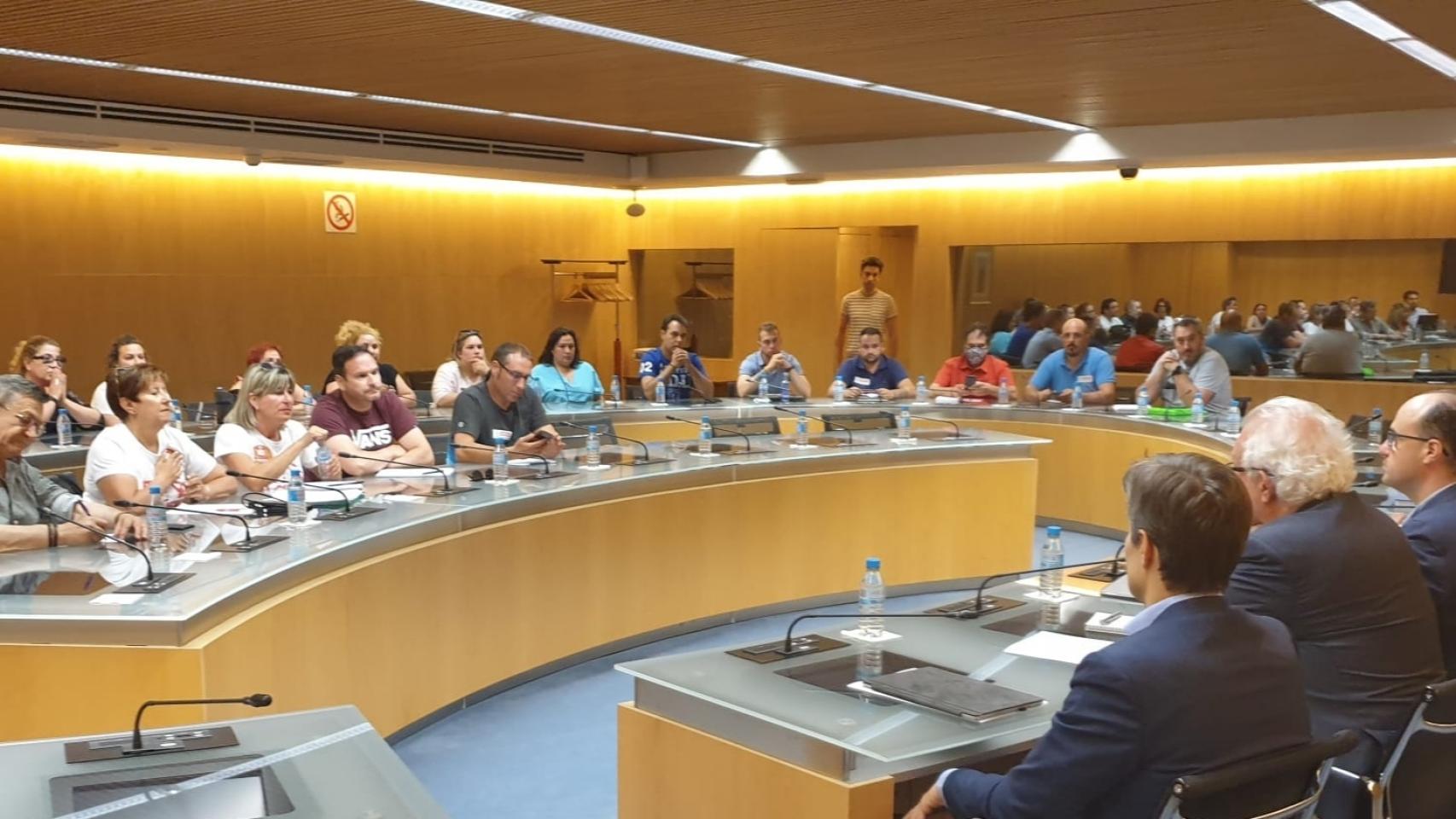 La reunión entre los comités de empresa del Grupo Siro y el Ministerio de Industria, esta madrugada en Madrid.