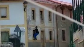 Pillado por la Guardia Civil cuando escalaba por la fachada para usurpar una casa abandonada