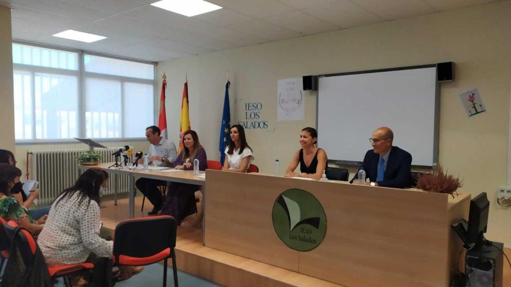 La delegada de la Junta, Clara San Damián, junto al Director Provincial de Educación, Fernando Prada Antón, y los directores de los centros educativos IESO ‘Los Salados’ (Benavente), IES María de Molina y CIFP Ciudad de Zamora