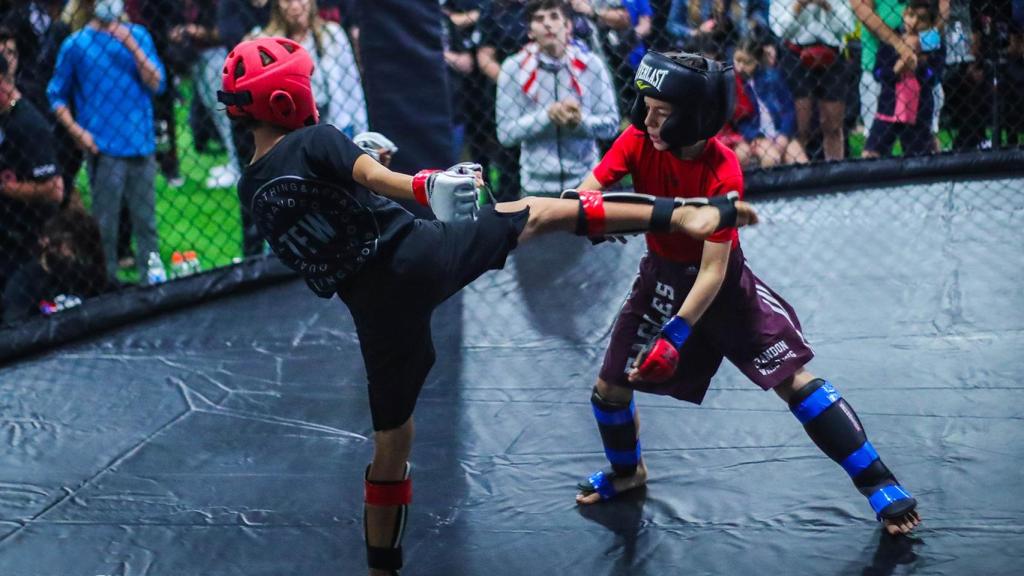 Niños practicando MMA en EEUU