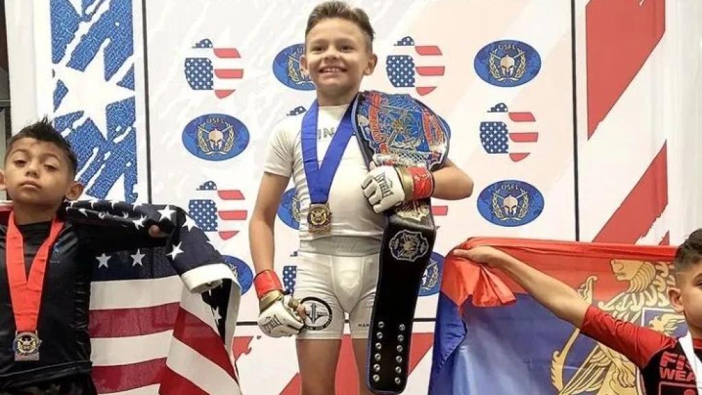 Isaiah Triana, niño luchador de MMA, tras ganar una competición