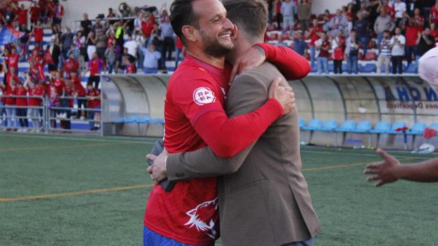 El presidente Berni de la Cruz se abraza con su hermano Alfonso, que seguirá una temporada más.