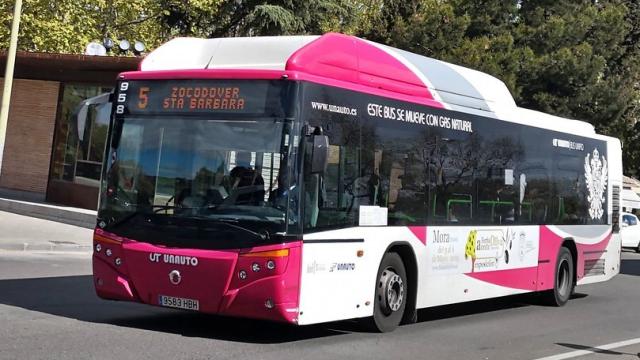 Un autobús urbano circulando por Toledo.