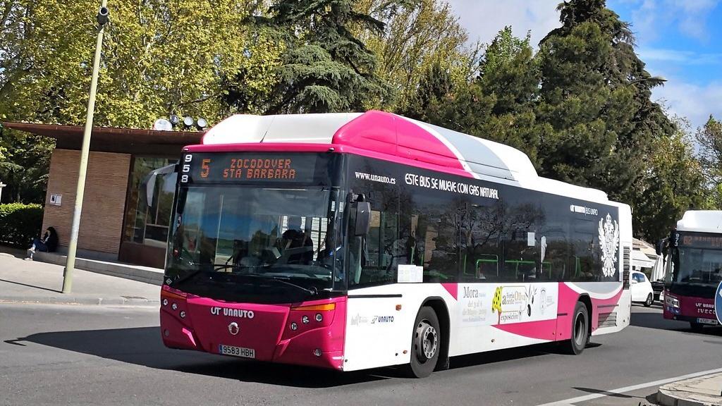 Un autobús urbano circulando por Toledo.