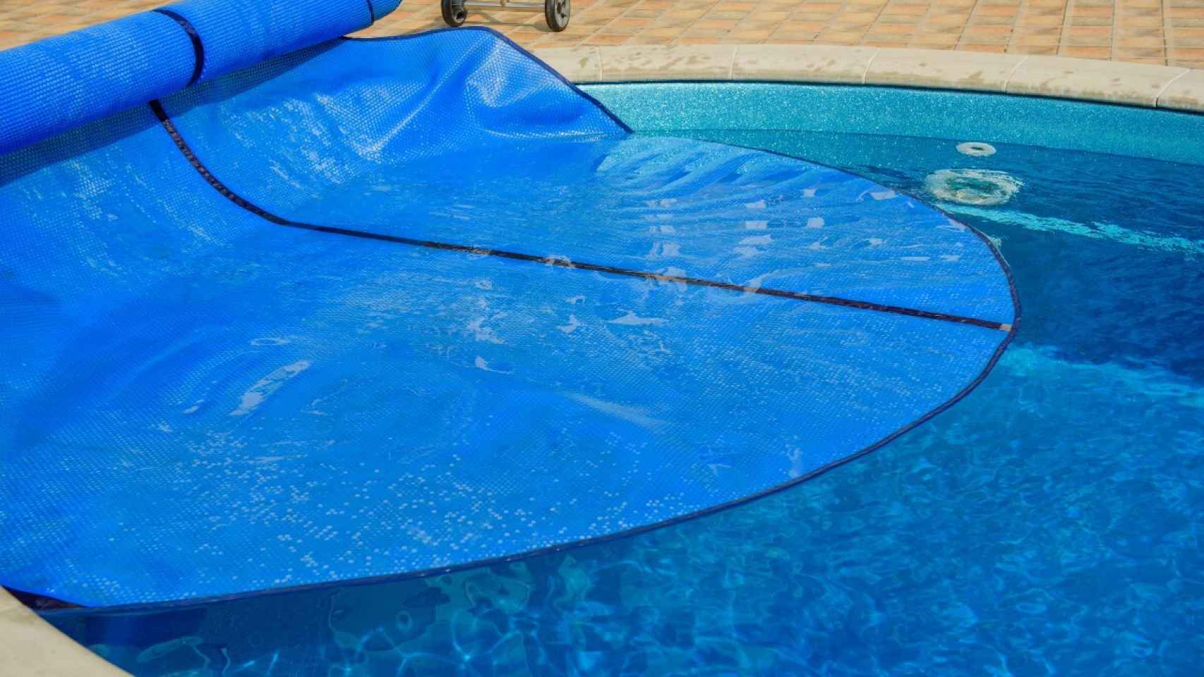 Protege tu piscina cómodamente con este enrollador de cubiertas ¡Ahora con un 20% de descuento!