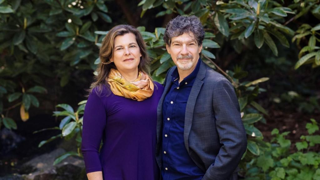 Bret Weinstein y Heather Heying, biólogos norteamericanos.