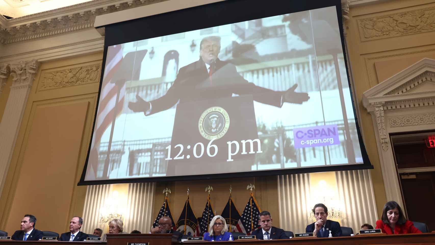 Un vídeo de Donald Trump se reproduce durante la comisión de investigación del asalto al Capitolio.