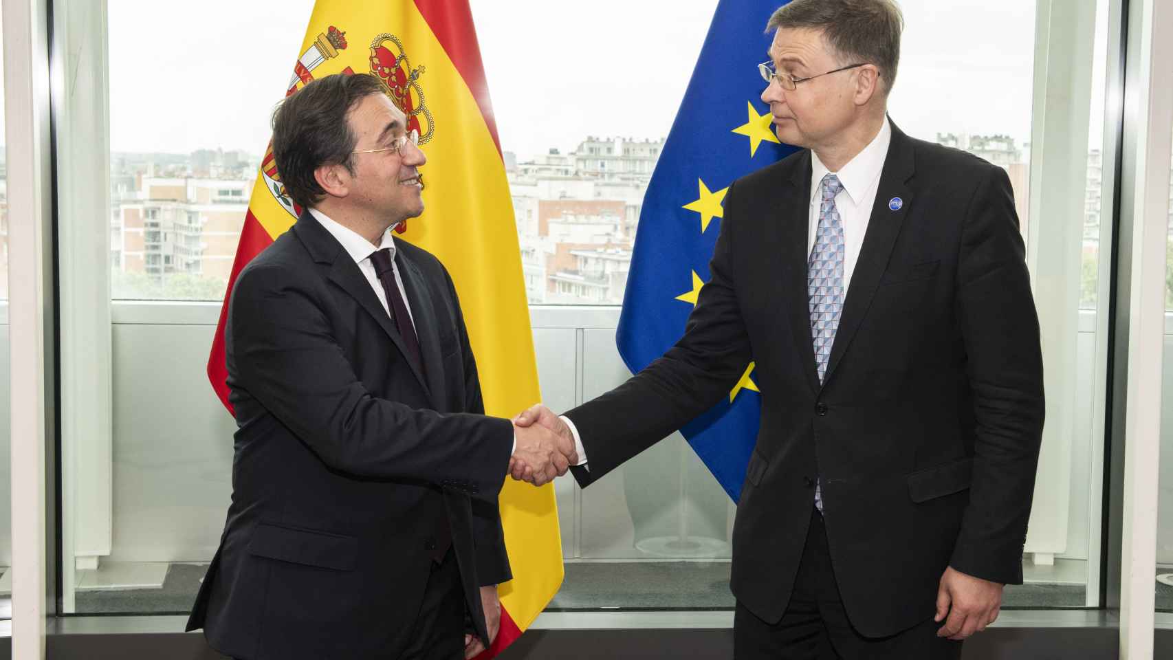 José Manuel Albares saluda al vicepresidente económico de la Comisión, Valdis Dombrovskis