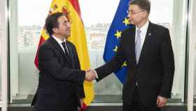 José Manuel Albares saluda al vicepresidente económico de la Comisión, Valdis Dombrovskis