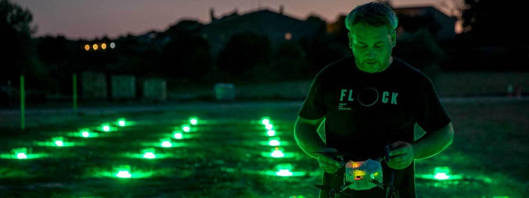 Un técnico en el centro de vuelo de un espectáculo de drones