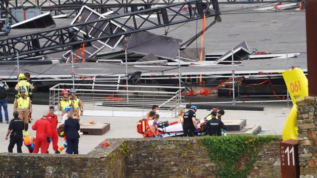 Uno de los heridos es trasladado al hospital tras derrumbarse el escenario principal del festival O Son do Camiño.