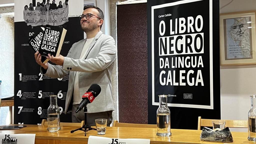 El escritro Carlos Callón durante la presentación de su novela O libro negro da lingua galega.