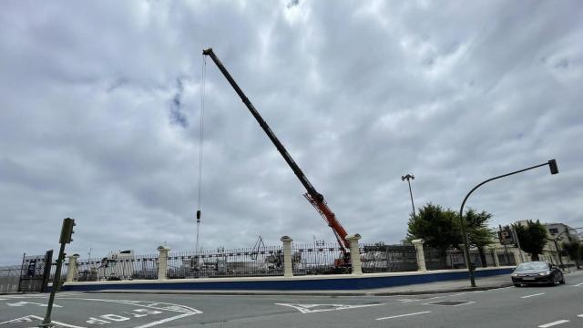 Inicio del montaje de la noria que este verano estará en el puerto de A Coruña.