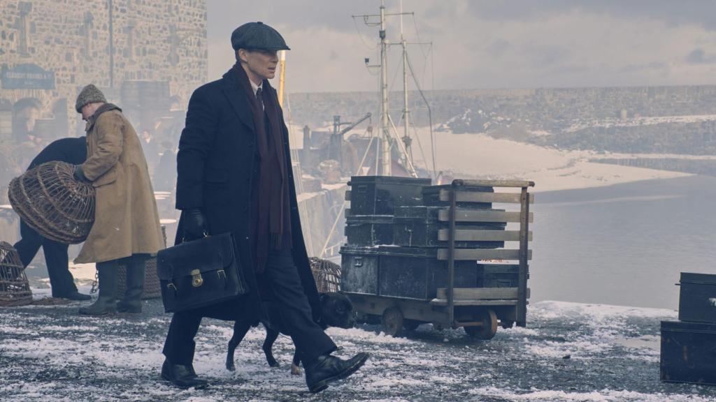 Tommy Shelby yendo de un lado a otro en la temporada 6 de 'Peaky Blinders'