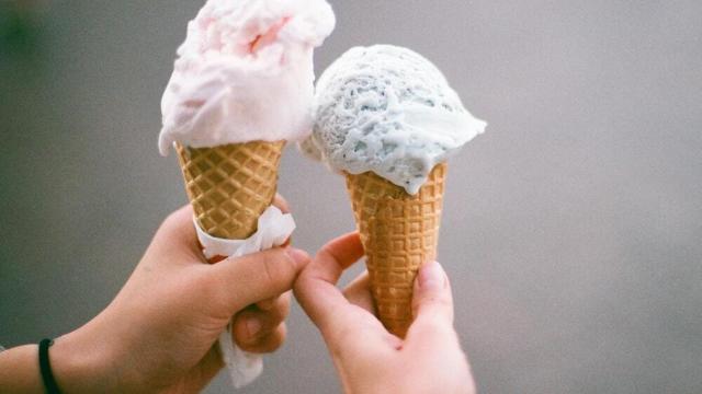 Dos personas sujetando dos helados.