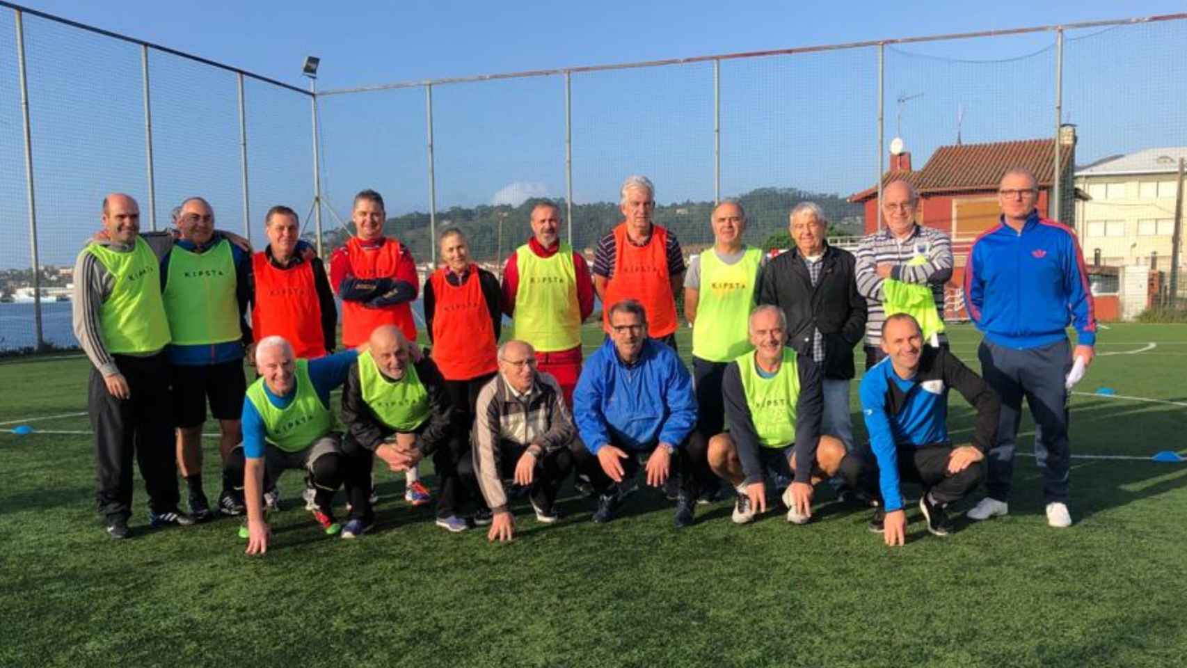 Equipo de fútbol a pie de Cangas (Pontevedra).