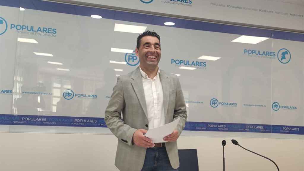 Luis López presenta su candidatura para tomar el relevo de Rueda al frente del PP de Pontevedra.