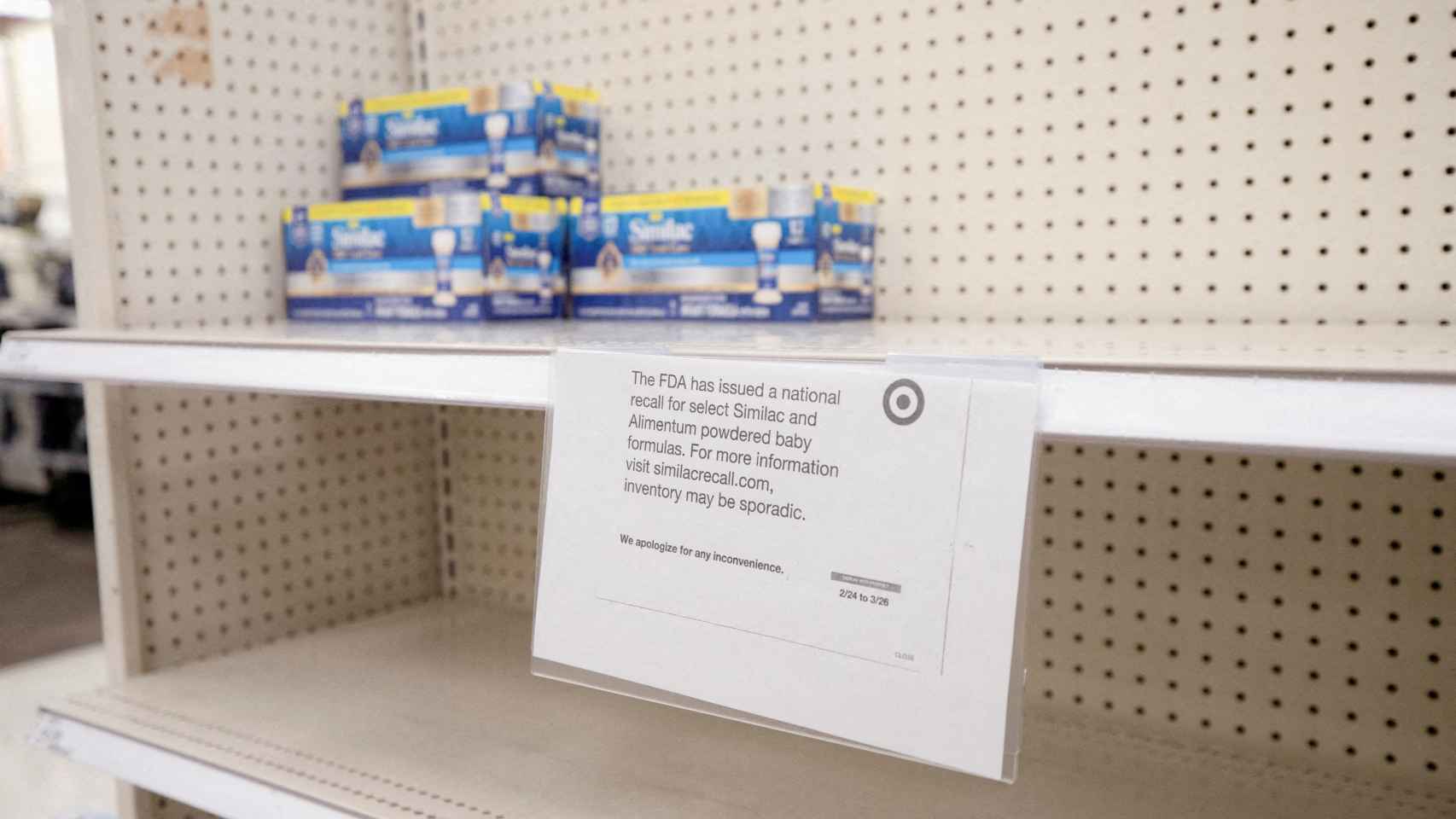 Un estante vacío con un aviso sobre la escasez de leche para bebés en un supermercado de San Antonio, Texas
